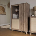 Vitrine im Boho-Stil mit 2 Türen und Rattangeflecht aus Holzwerkstoff in Valencia-Eiche und Naturrattan, 99,5 × 154,4 × 42 cm